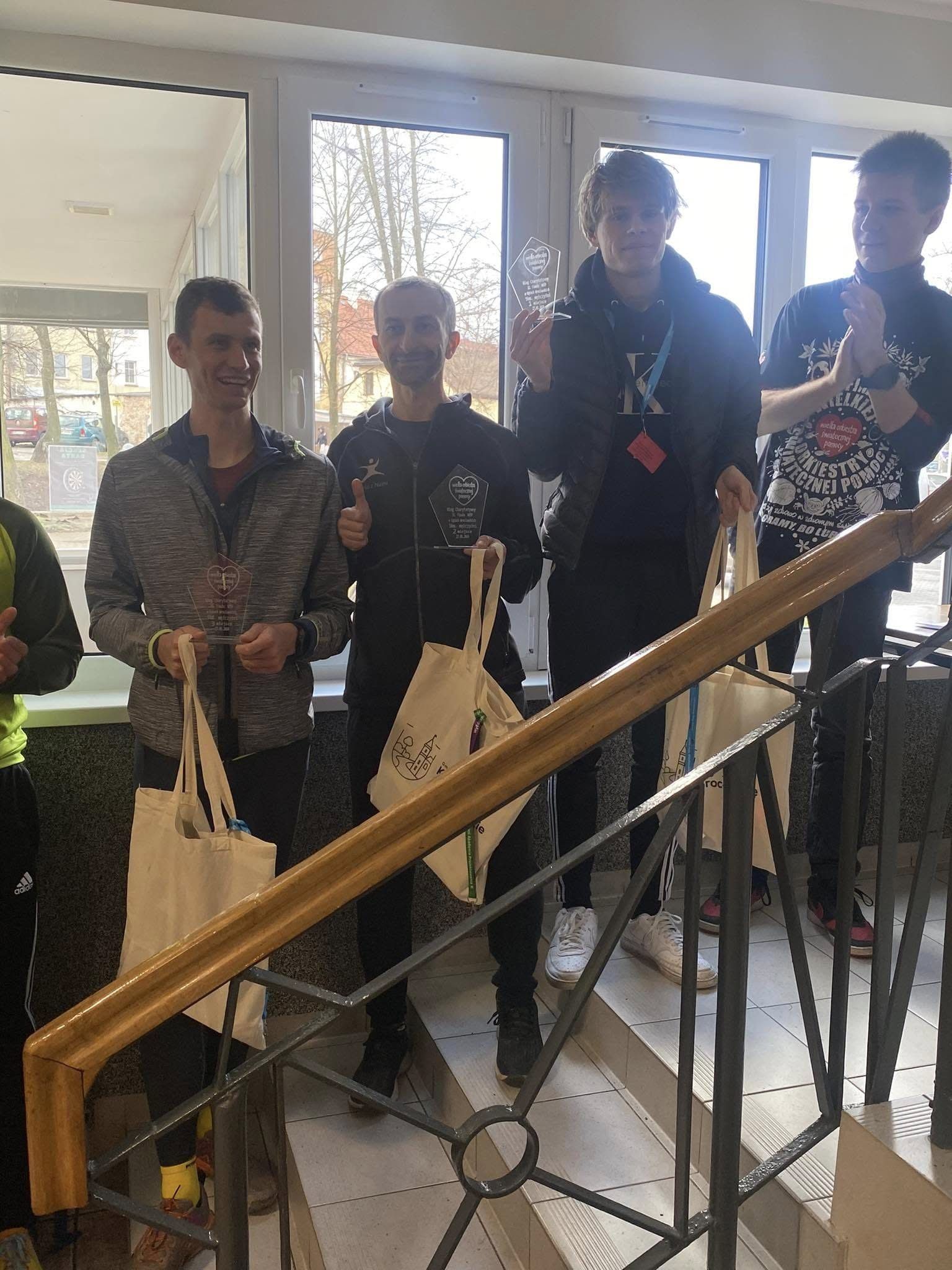 Bieg w terenie – uczestnicy na trasie